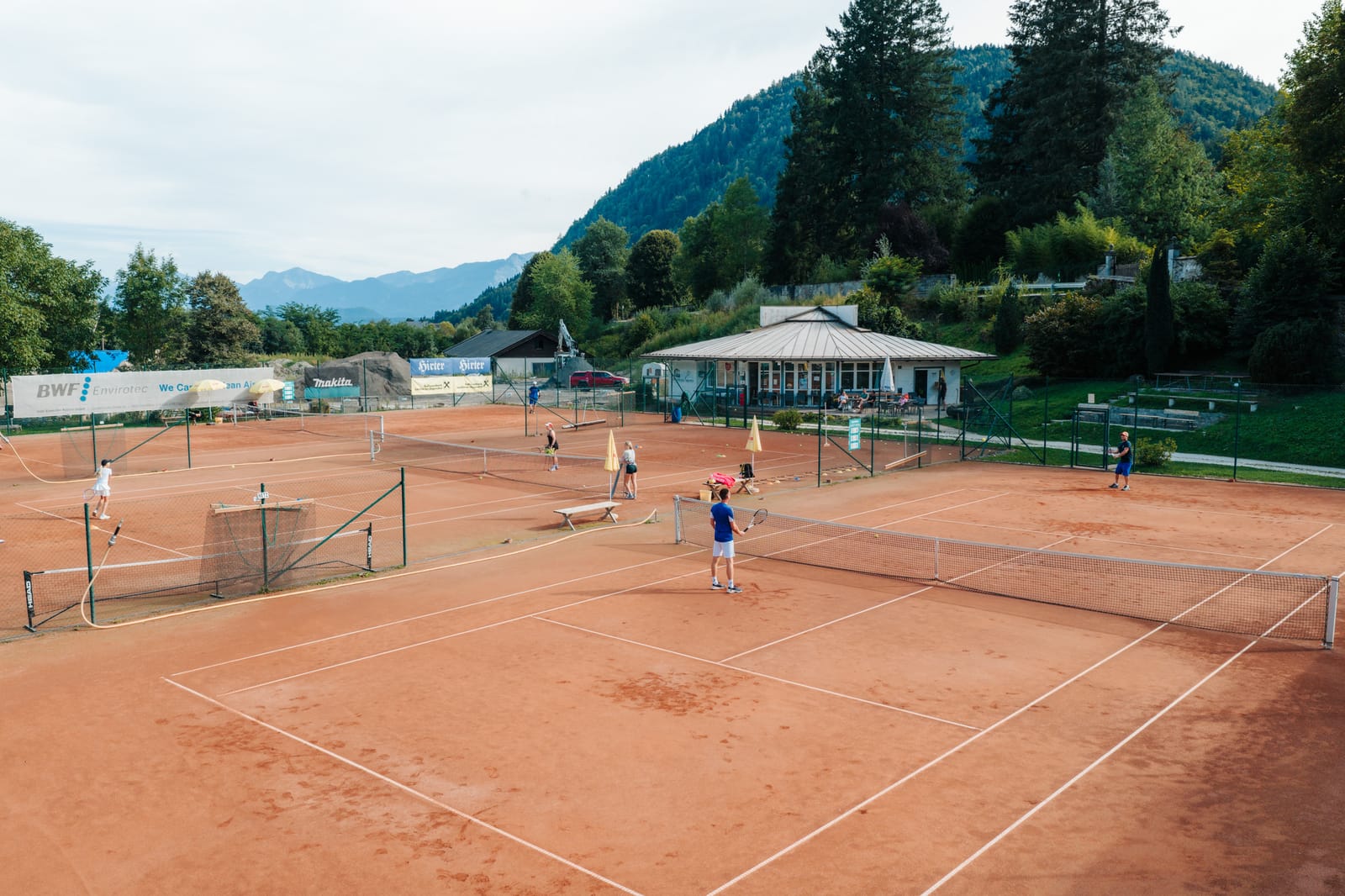 Die drei Sandplätze des TSV Schloss Treffen von oben