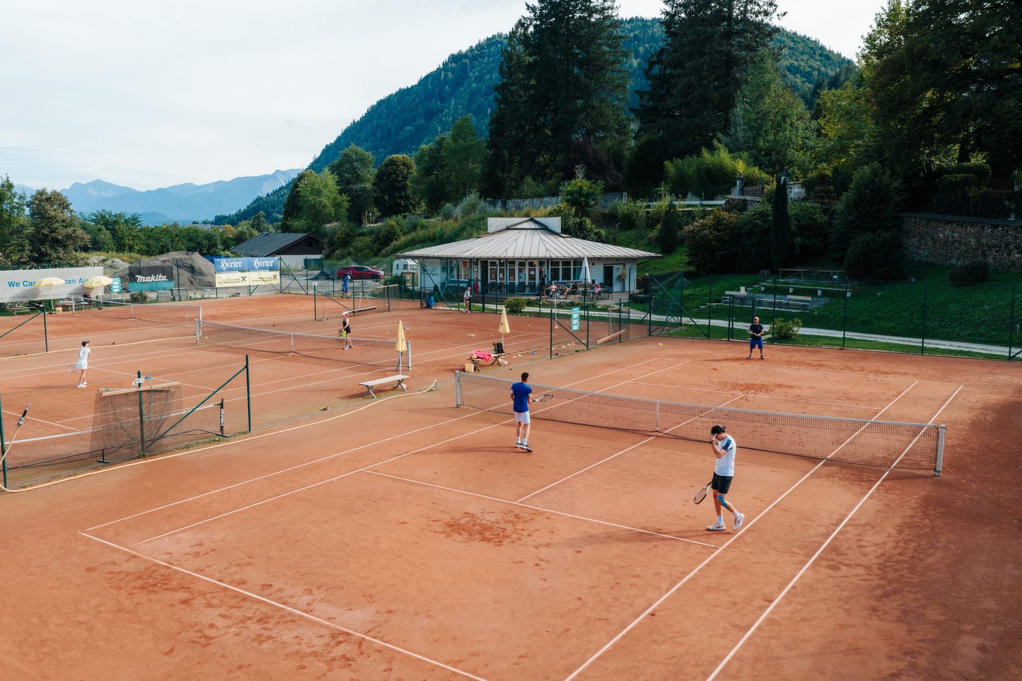 Die Tennisanlage des TSV Schloss Treffen mit Blick auf die Berge